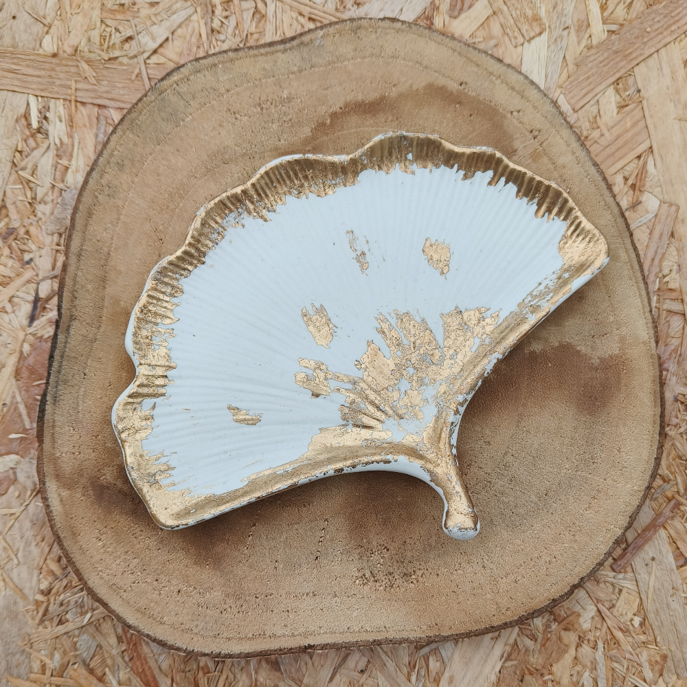 Vide poche gingko nude et or en jesmonite par melissanacrea