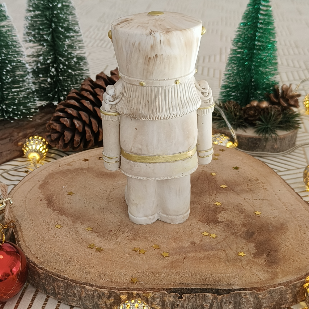 Le casse noisette de dos en jesmonite par Melissanacrea